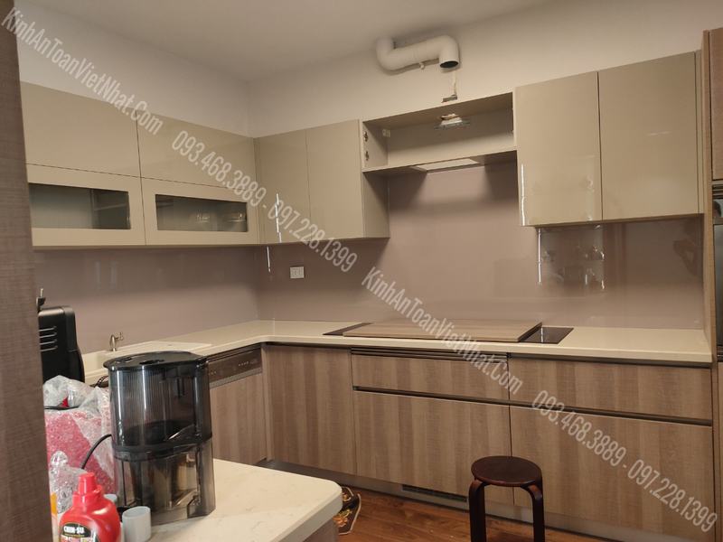 CTTB Kính ốp bếp Nhũ Hồng thi công tại Thụy Khuê - Tây Hồ