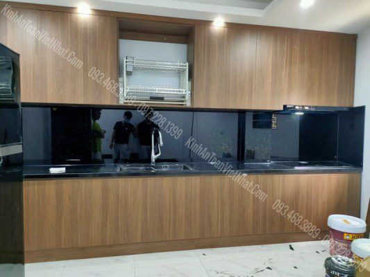 CTTB Kính ốp bếp màu Đen Kim Sa lắp đặt tại Ô Cách - Long Biên