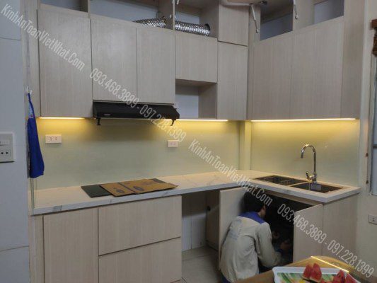 CTTB Kính Ốp Bếp Trắng Sữa Kim Sa lắp đặt tại 120 Hoàng Quốc Việt - Cầu Giấy