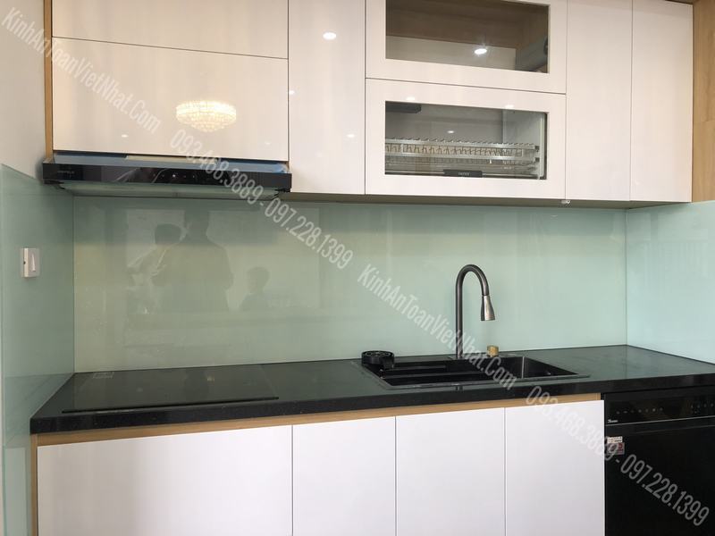 CTTB Kính Ốp Bếp màu Trắng Xanh Kim Sa lắp đặt tại Định Công - Hoàng Mai 
