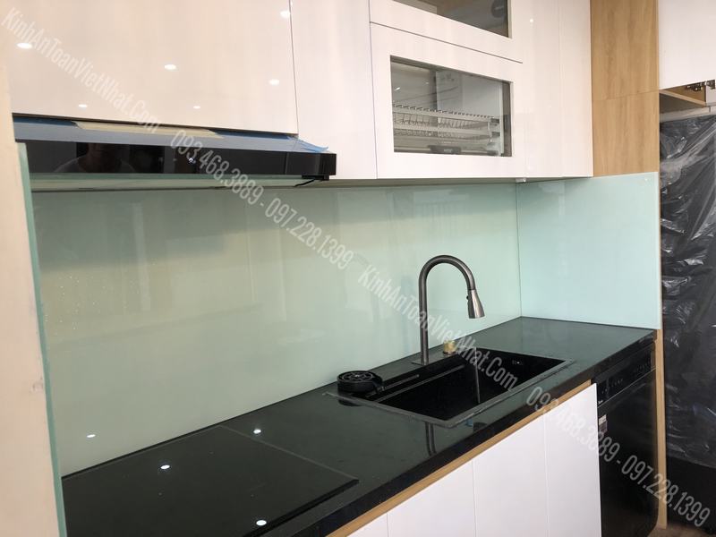 CTTB Kính Ốp Bếp màu Trắng Xanh Kim Sa lắp đặt tại Định Công - Hoàng Mai 