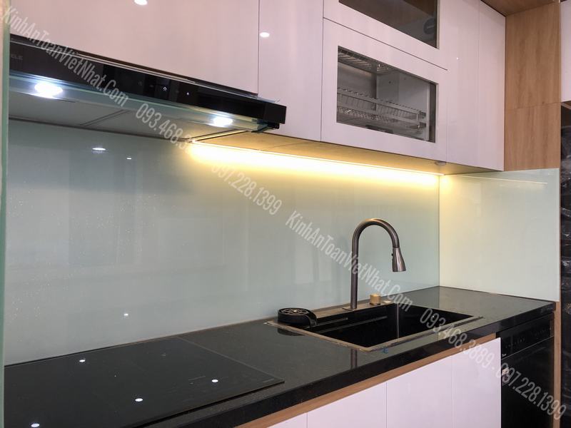 CTTB Kính Ốp Bếp màu Trắng Xanh Kim Sa lắp đặt tại Định Công - Hoàng Mai