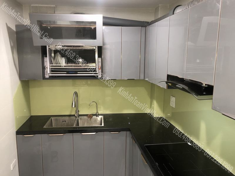 CTTB Kinh Ốp Bếp Màu Kem Kim Sa thi công tại Võ Chí Công - Tây Hồ