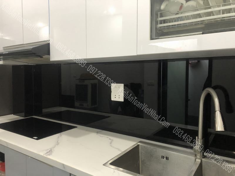 CTTB Kính ốp bếp màu Đen thi công tại La Dương - Hà Đông