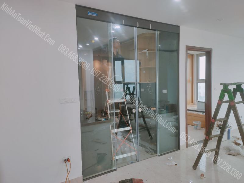 CTTB Kính bếp màu Ghi - Cửa Lùa Zamilldoor thi công tại Chân Cầu Thăng Long - Từ Liêm