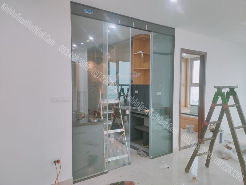 CTTB Kính bếp màu Ghi - Cửa Lùa Zamilldoor thi công tại Chân Cầu Thăng Long - Từ Liêm