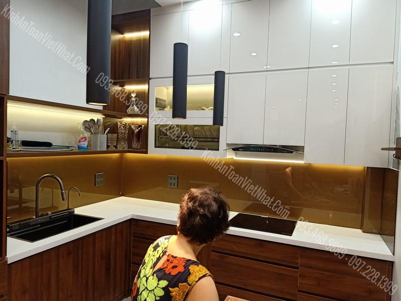 CTTB Kính Ốp Bếp Nhũ Vàng 03 thi công tại Hoàng Hoa Thám - Ba Đình