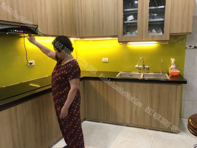 CTTB Kính Ốp Bếp Vàng Chanh Kim Sa thi công tại Gia Lâm - Hà Nội