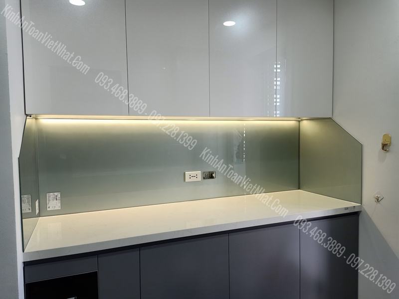 CTTB Kính Ốp Bếp màu Nhũ Bạc 03 thi công tại Mipec Tây Sơn - Đống Đa