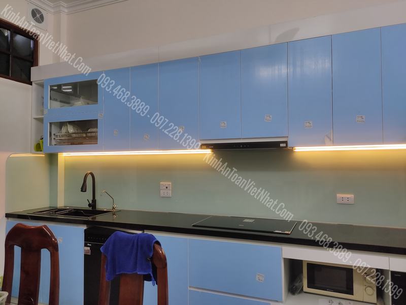 CTTB Kính Ốp Bếp màu Trắng Xanh Kim Sa thi công tại 122 Võ Chí Công - Hoàng Mai