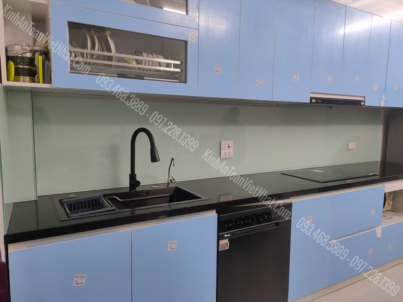 CTTB Kính Ốp Bếp màu Trắng Xanh Kim Sa thi công tại 122 Võ Chí Công - Hoàng Mai