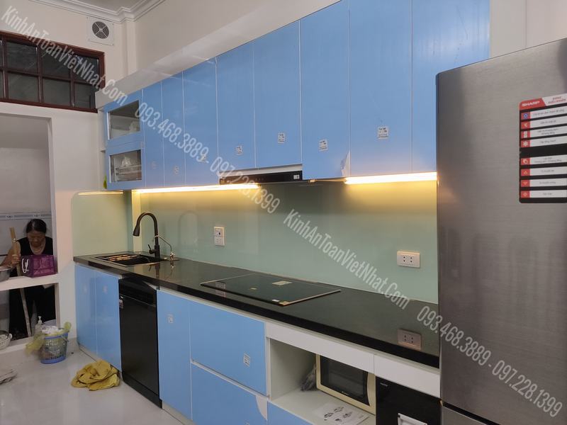 CTTB Kính Ốp Bếp màu Trắng Xanh Kim Sa thi công tại 122 Võ Chí Công - Hoàng Mai 