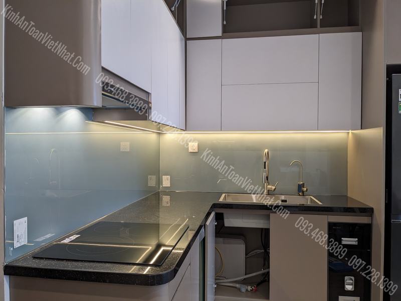 Kính Ốp Bếp màu Nhũ Bạc 03 lắp đặt tại Vinsmart Tây Mỗ - Từ Liêm