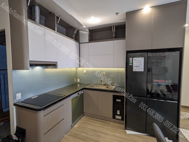 Kính Ốp Bếp màu Nhũ Bạc 03 lắp đặt tại Vinsmart Tây Mỗ - Từ Liêm