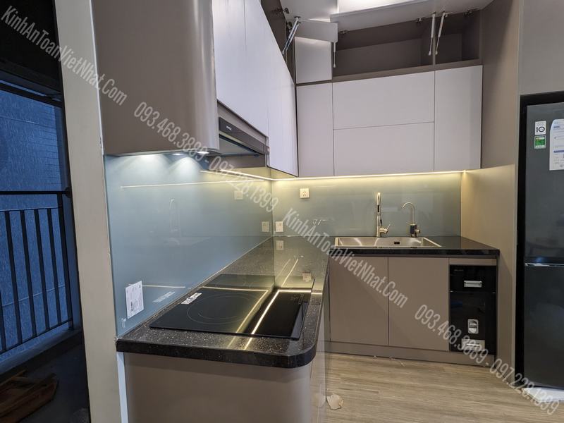 Kính Ốp Bếp màu Nhũ Bạc 03 lắp đặt tại Vinsmart Tây Mỗ - Từ Liêm