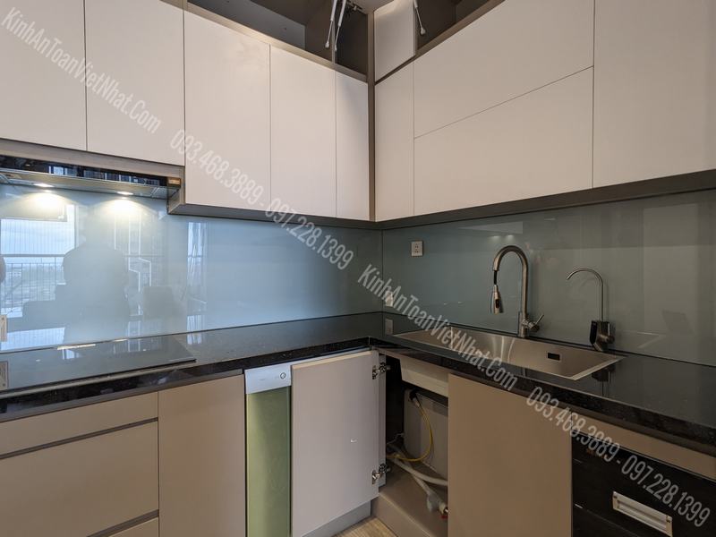 Kính Ốp Bếp màu Nhũ Bạc 03 lắp đặt tại Vinsmart Tây Mỗ - Từ Liêm