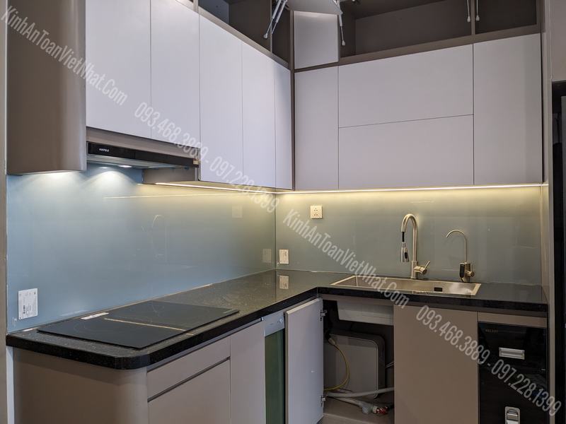 Kính Ốp Bếp màu Nhũ Bạc 03 lắp đặt tại Vinsmart Tây Mỗ - Từ Liêm