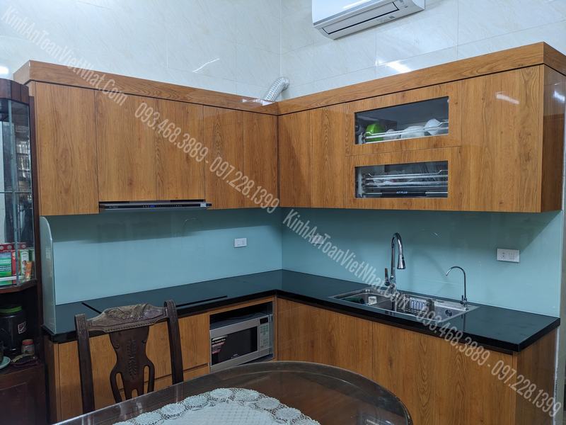 CTTB Kính Ốp Bếp màu Trắng Xanh Kim Sa lắp đặt tại Bùi Xương Trạch - Thanh Xuân