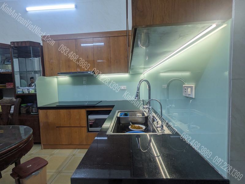 CTTB Kính Ốp Bếp màu Trắng Xanh Kim Sa lắp đặt tại Bùi Xương Trạch - Thanh Xuân 