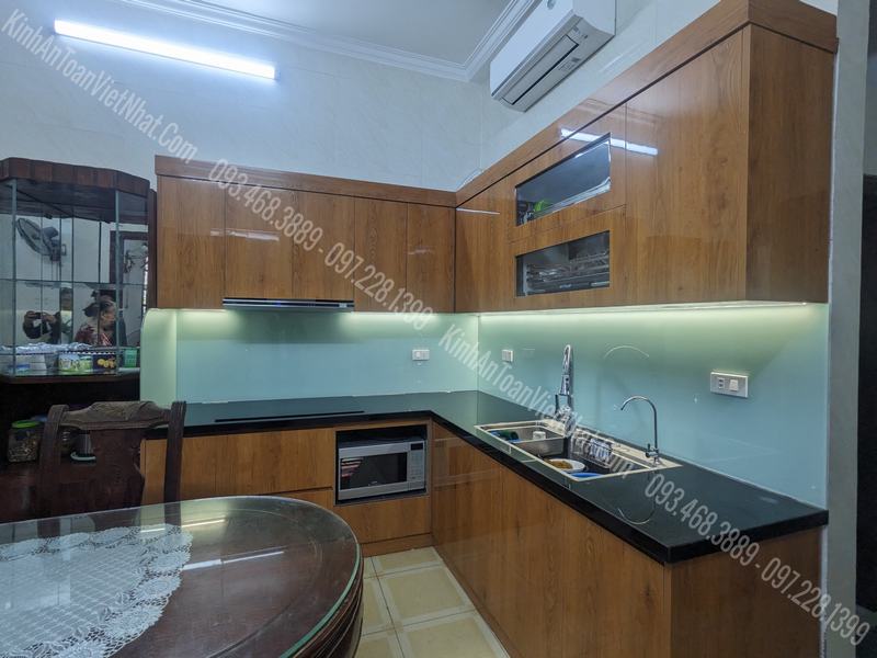 CTTB Kính Ốp Bếp màu Trắng Xanh Kim Sa lắp đặt tại Bùi Xương Trạch - Thanh Xuân