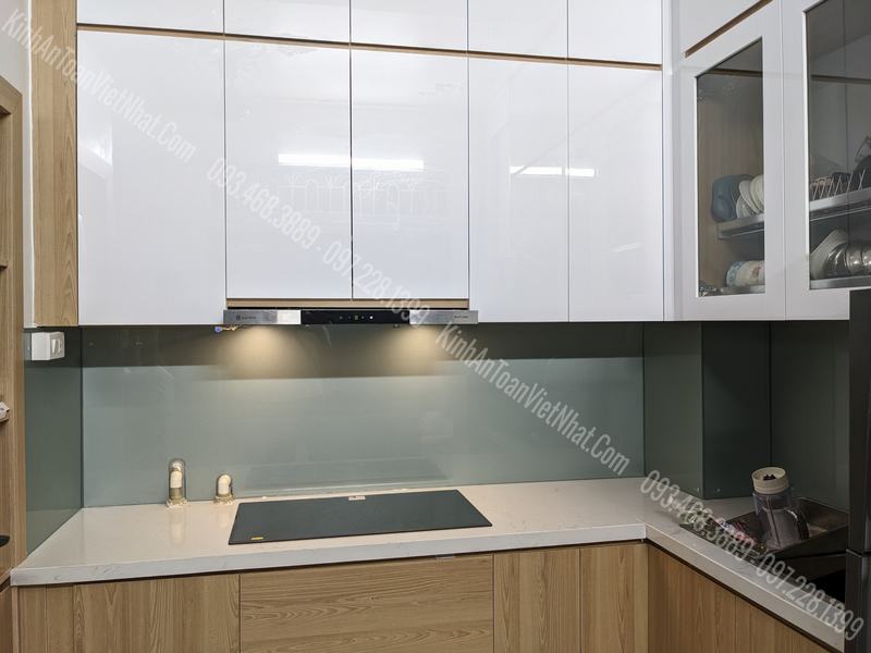 CTTB Kính Ốp Bếp màu Nhũ Bạc 03 thi công tại 15 Phương Mai - Đống Đa