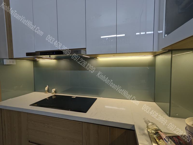 CTTB Kính Ốp Bếp màu Nhũ Bạc 03 thi công tại 15 Phương Mai - Đống Đa