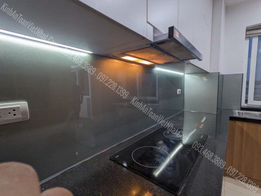 CTTB Kính Ốp Bếp màu Nhũ Thiếc thi công tại Vũ Trọng Phụng – Hoàng Mai