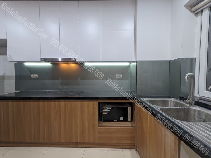 CTTB Kính Ốp Bếp màu Nhũ Thiếc thi công tại Vũ Trọng Phụng – Hoàng Mai