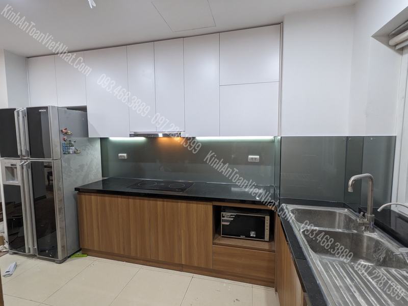 CTTB Kính Ốp Bếp màu Nhũ Thiếc thi công tại Vũ Trọng Phụng – Hoàng Mai