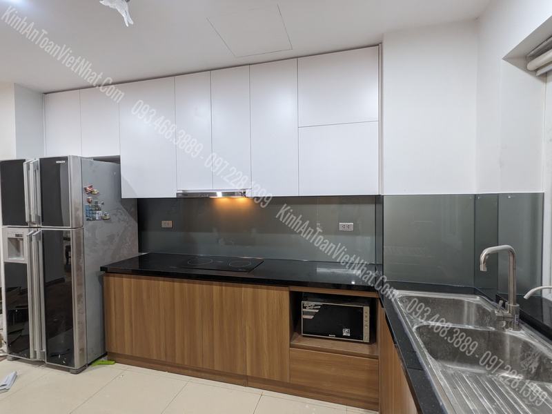 CTTB Kính Ốp Bếp màu Nhũ Thiếc thi công tại Vũ Trọng Phụng – Hoàng Mai