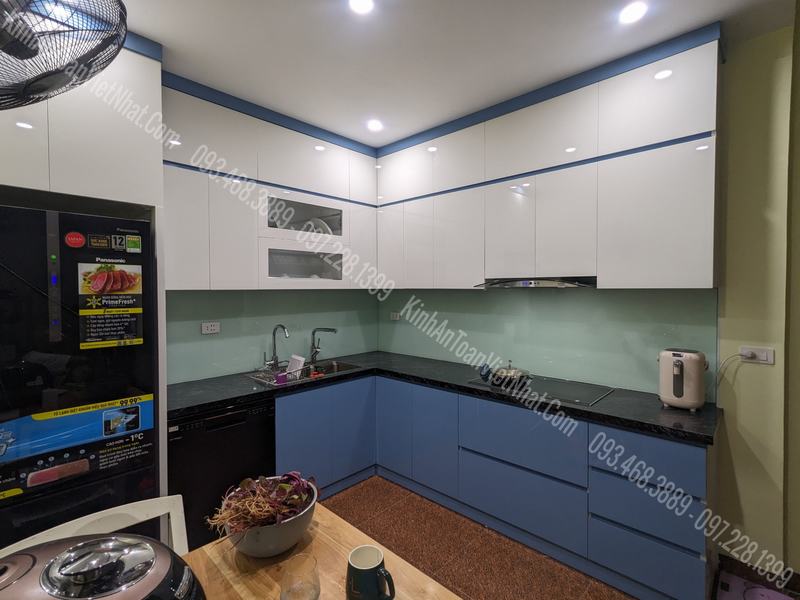CTTB Kính Ốp Bếp màu Trắng Xanh lắp đặt tại Quốc Oai – Hà Nội