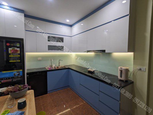 CTTB Kính Ốp Bếp màu Trắng Xanh lắp đặt tại Quốc Oai – Hà Nội