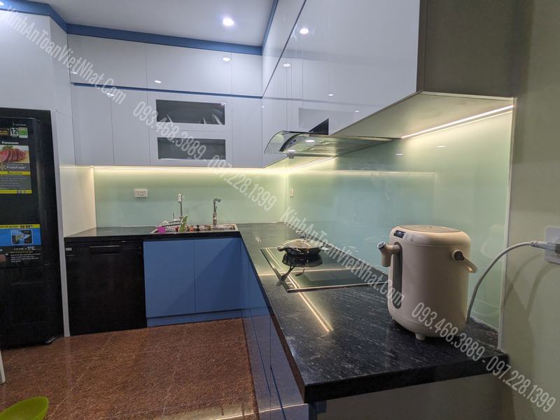 CTTB Kính Ốp Bếp màu Trắng Xanh lắp đặt tại Quốc Oai – Hà Nội