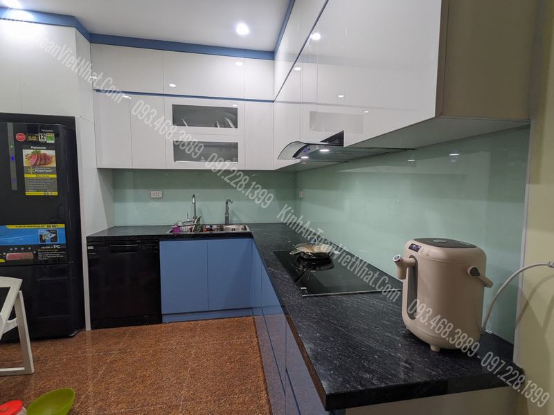 CTTB Kính Ốp Bếp màu Trắng Xanh lắp đặt tại Quốc Oai – Hà Nội