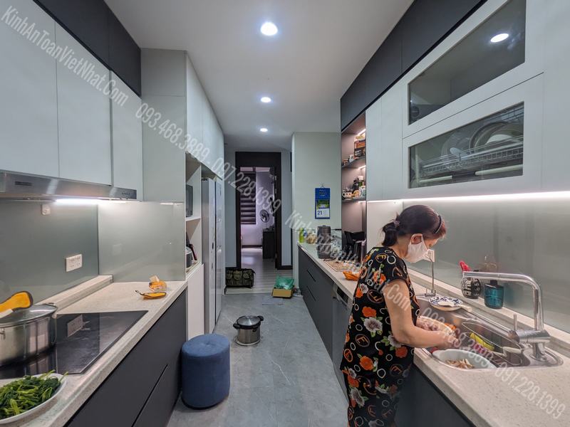 CTTB Kính Ốp Bếp màu Nhũ Bạc 03 lắp đặt tại Hà Đông