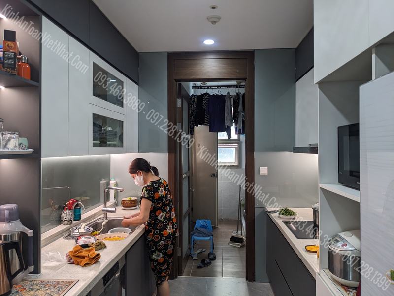 CTTB Kính Ốp Bếp màu Nhũ Bạc 03 lắp đặt tại Hà Đông
