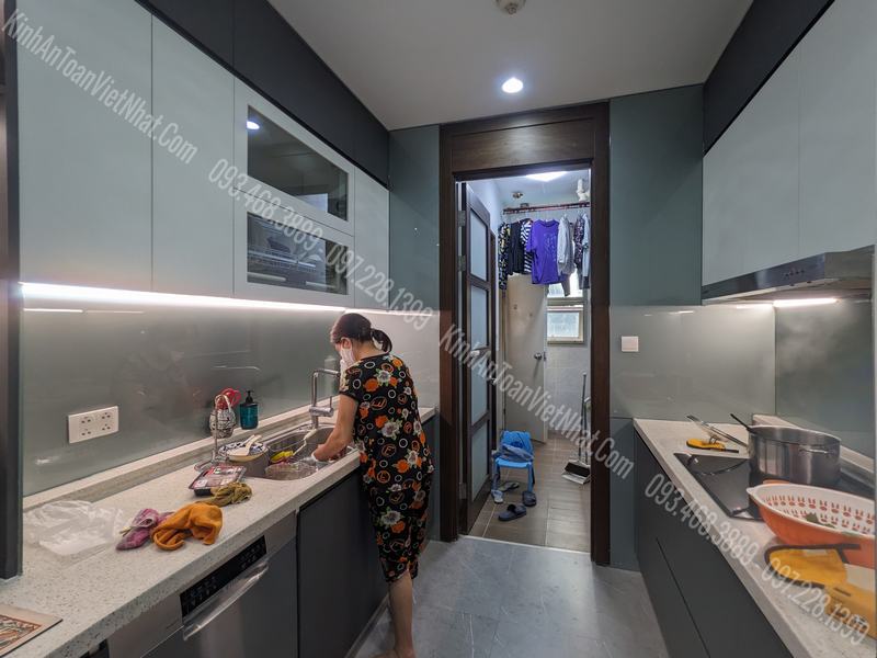 CTTB Kính Ốp Bếp màu Nhũ Bạc 03 lắp đặt tại Hà Đông