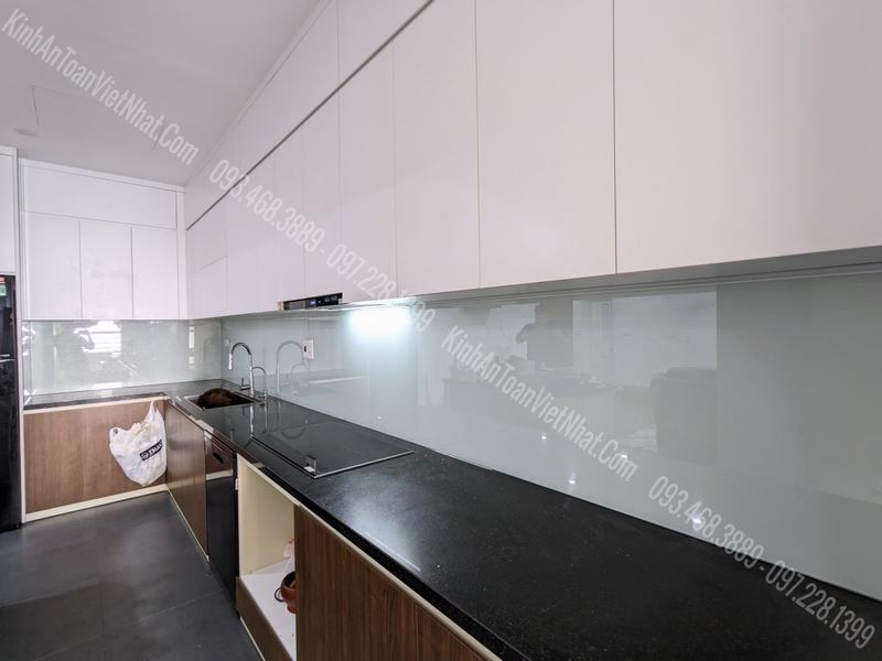 CTTB Kính Ốp Bếp màu Trắng Sữa Kim Sa lắp đặt tại Tecco Thanh Trì - Hà Nội