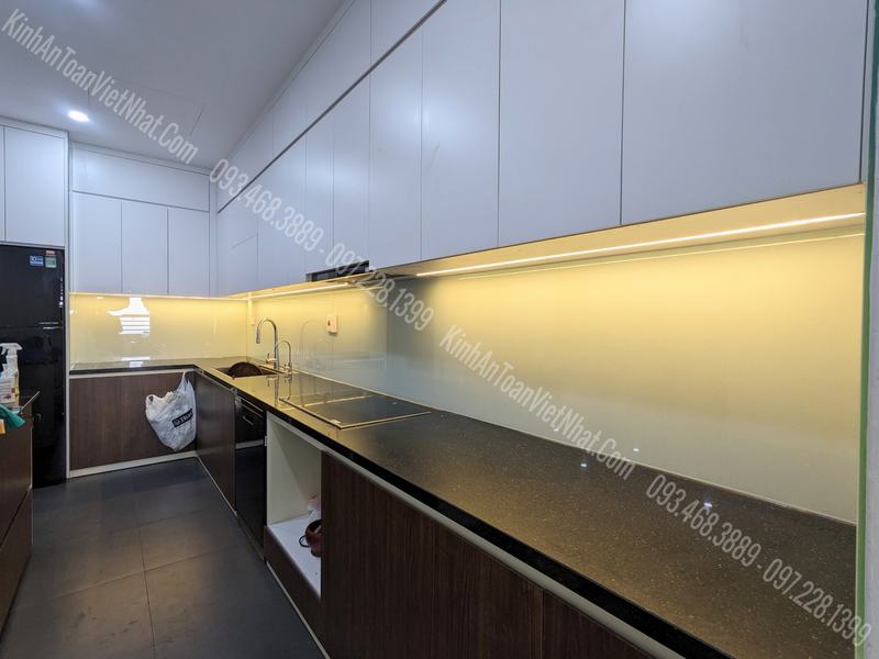 CTTB Kính Ốp Bếp màu Trắng Sữa Kim Sa lắp đặt tại Tecco Thanh Trì - Hà Nội