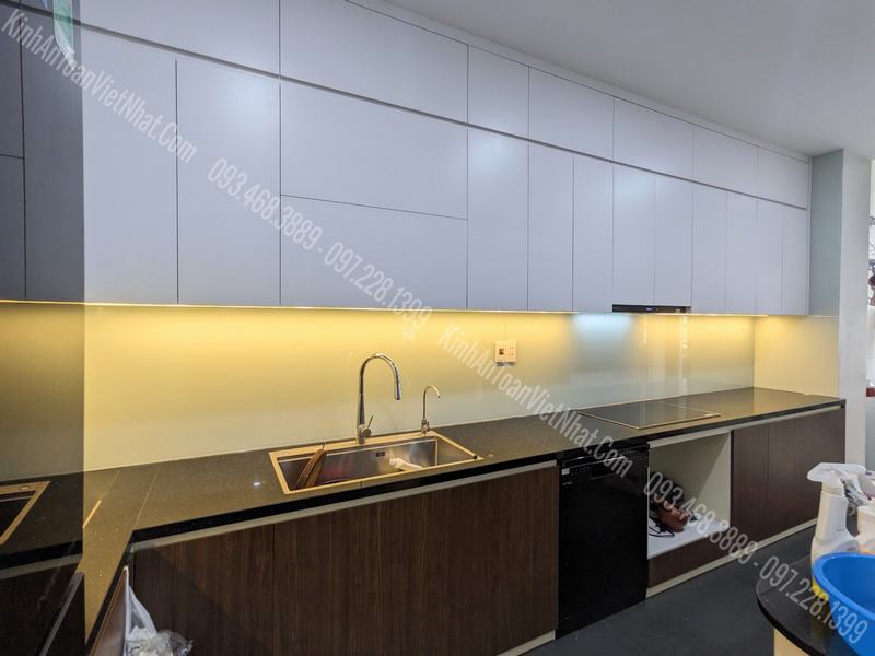CTTB Kính Ốp Bếp màu Trắng Sữa Kim Sa lắp đặt tại Tecco Thanh Trì - Hà Nội