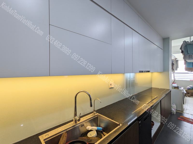 CTTB Kính Ốp Bếp màu Trắng Sữa Kim Sa lắp đặt tại Tecco Thanh Trì - Hà Nội