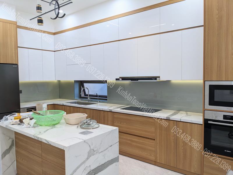 CTTB Kính Ốp Bếp màu Nhũ Thiếc 02 lắp đặt tại Mê Linh