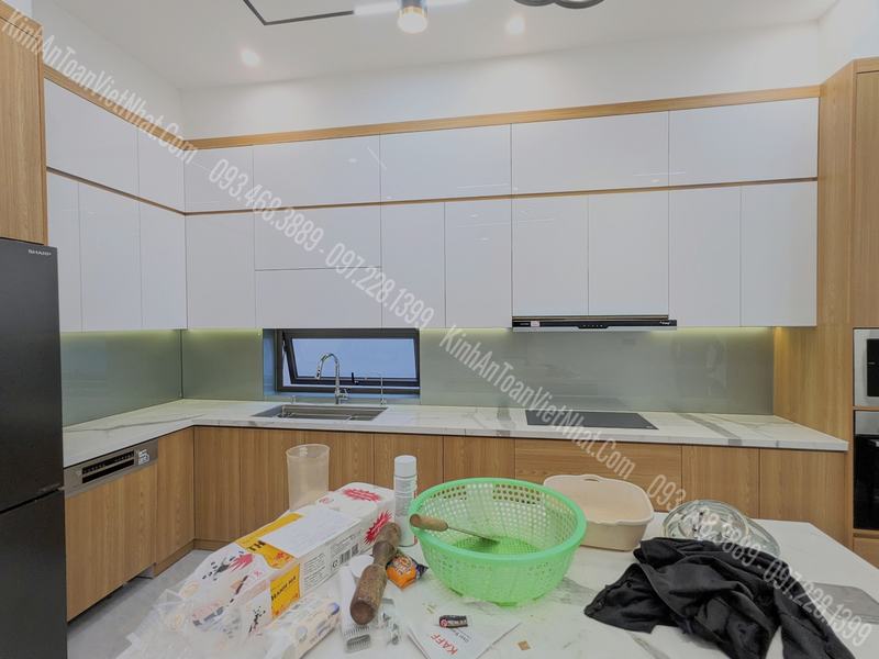 CTTB Kính Ốp Bếp màu Nhũ Thiếc 02 lắp đặt tại Mê Linh