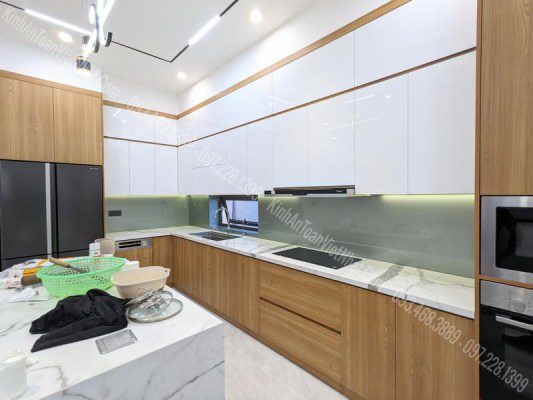 CTTB Kính Ốp Bếp màu Nhũ Thiếc 02 lắp đặt tại Mê Linh