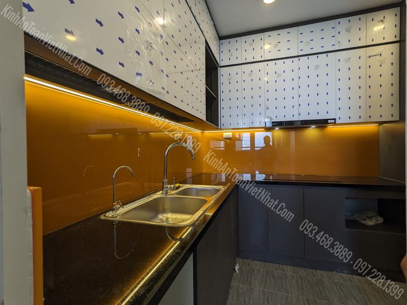 CTTB Kính Ốp Bếp màu Kim Sa Cam Vàng lắp đặt tại Mỗ Lao – Hà Đông