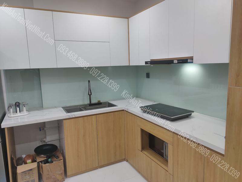 CTTB Kính Ốp Bếp màu Trắng Xanh lắp đặt tại Việt Hưng – Long Biên