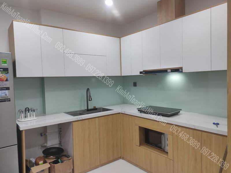 CTTB Kính Ốp Bếp màu Trắng Xanh lắp đặt tại Việt Hưng – Long Biên