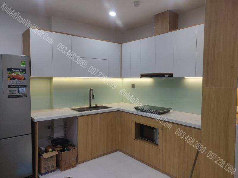 CTTB Kính Ốp Bếp màu Trắng Xanh lắp đặt tại Việt Hưng – Long Biên