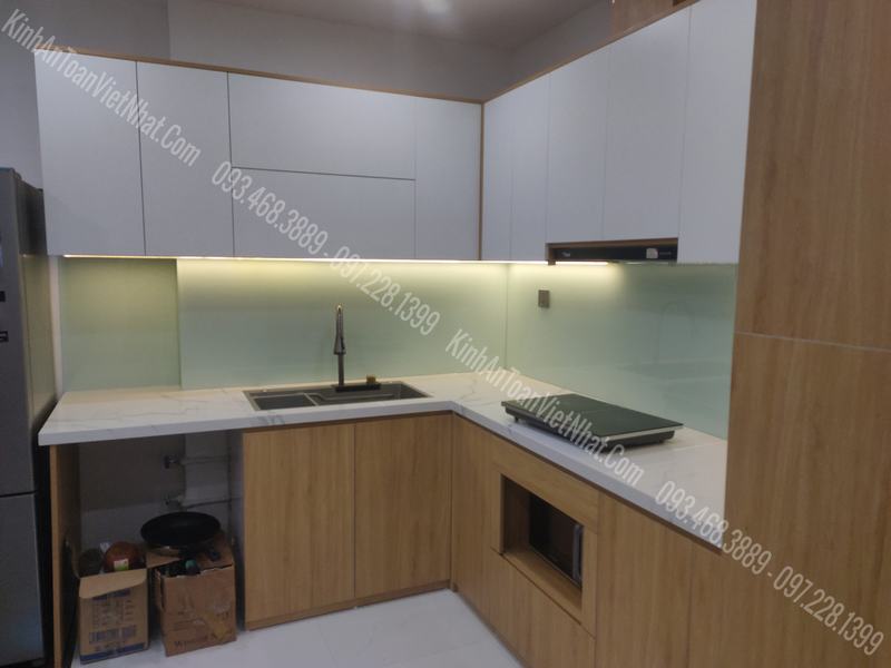 CTTB Kính Ốp Bếp màu Trắng Xanh lắp đặt tại Việt Hưng – Long Biên