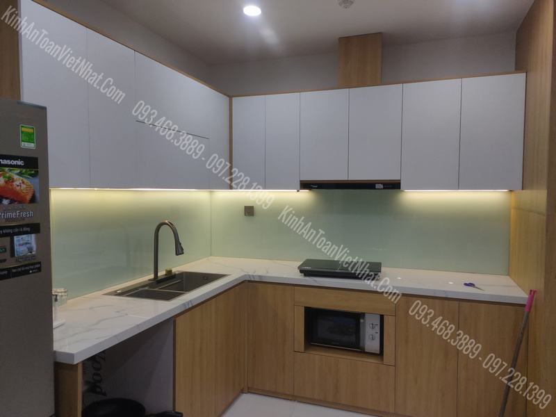 CTTB Kính Ốp Bếp màu Trắng Xanh lắp đặt tại Việt Hưng – Long Biên